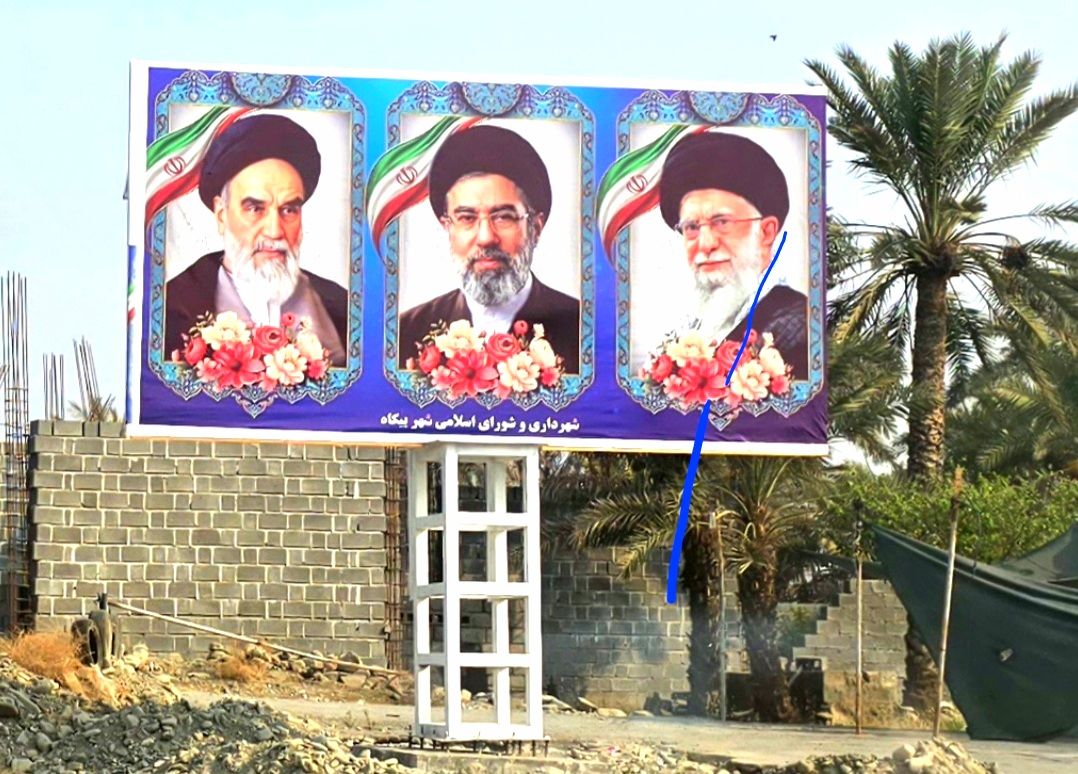 به همت شهرداری و شورای اسلامی بنر تمثال امامین انقلاب و رهبر معظم انقلاب بر روی تابلوی خروجی شهر بیکاه نصب شد